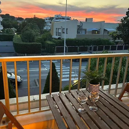 Renove A 100 Metres De La أنتيب