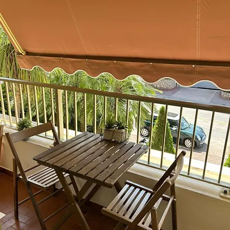 Renove A 100 Metres De La أنتيب